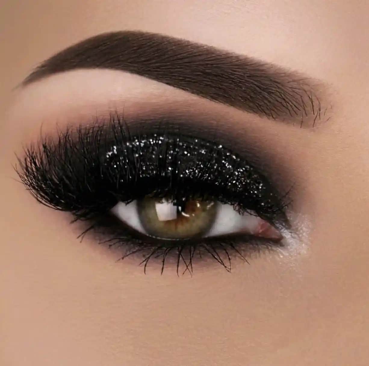 Smokey Eyes Makyajı: Gözlere Derinlik ve Çekicilik Katmanın Profesyonel Yöntemleri