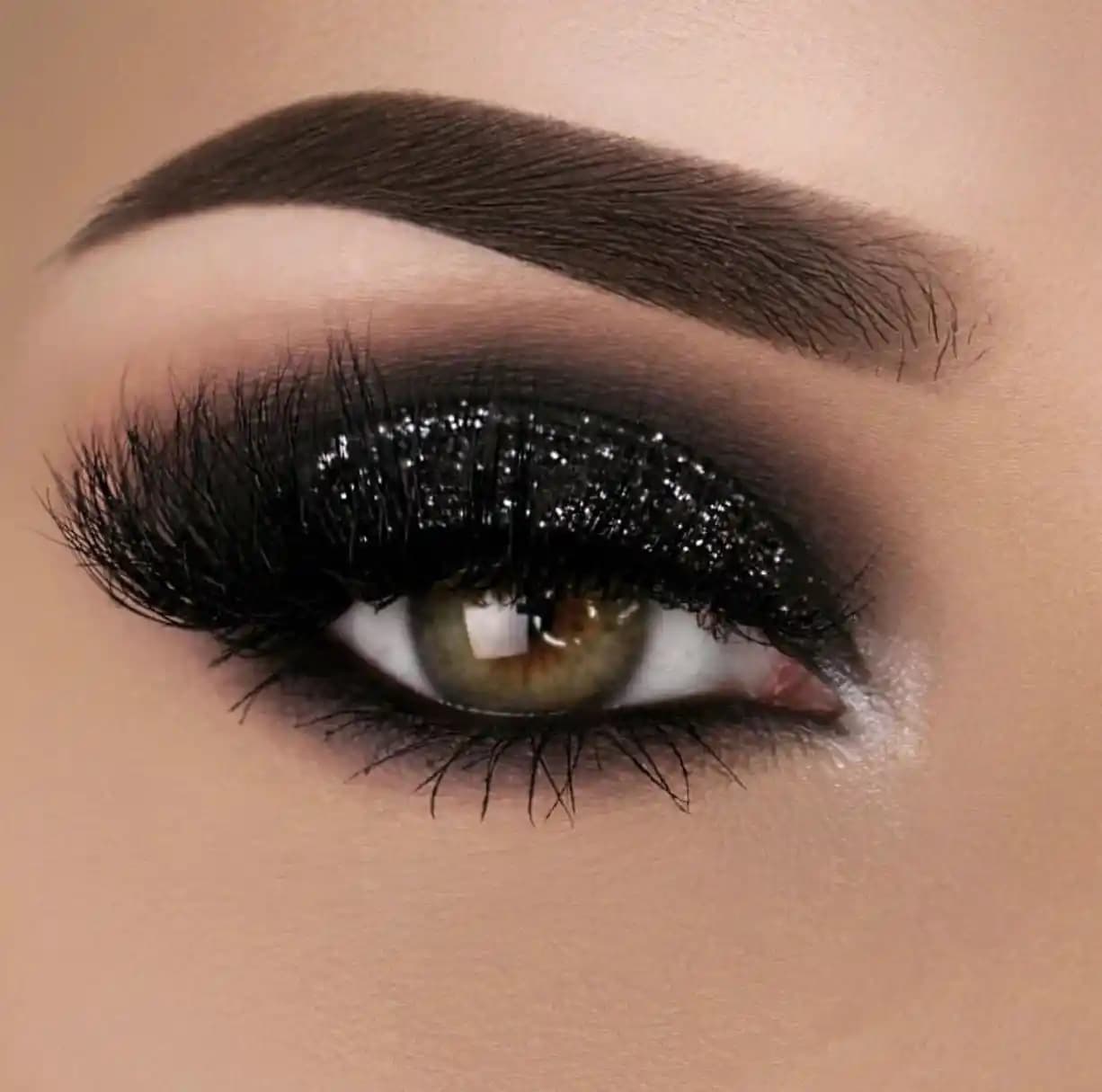 Smokey Eyes Makyajı: Gözlere Derinlik ve Çekicilik Katmanın Profesyonel Yöntemleri
