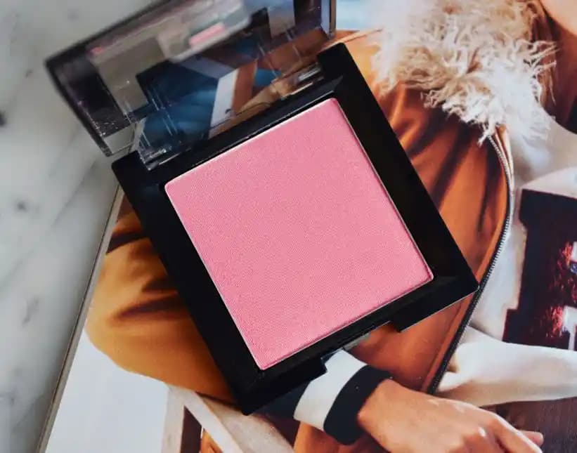 Soğuk Pembe Allık ile Doğal ve Şık Makyaj Trendleri ve Uygulama İpuçları