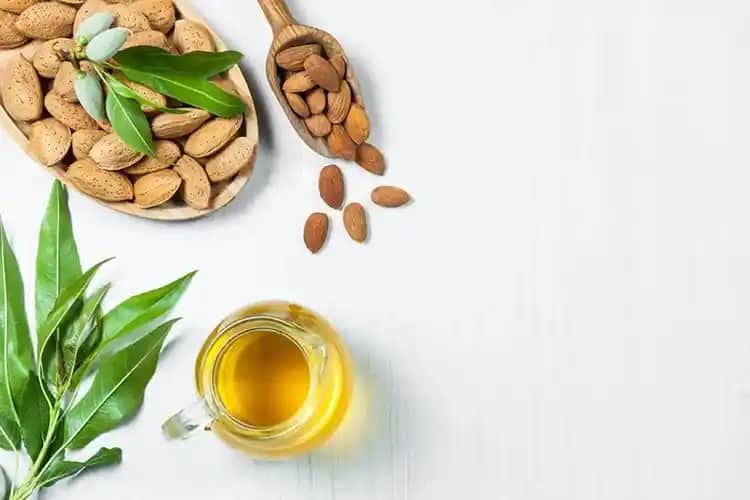 Tatlı Badem Yağı Yüze Sürülür mü? Cilt Bakımında Kullanım ve Faydaları
