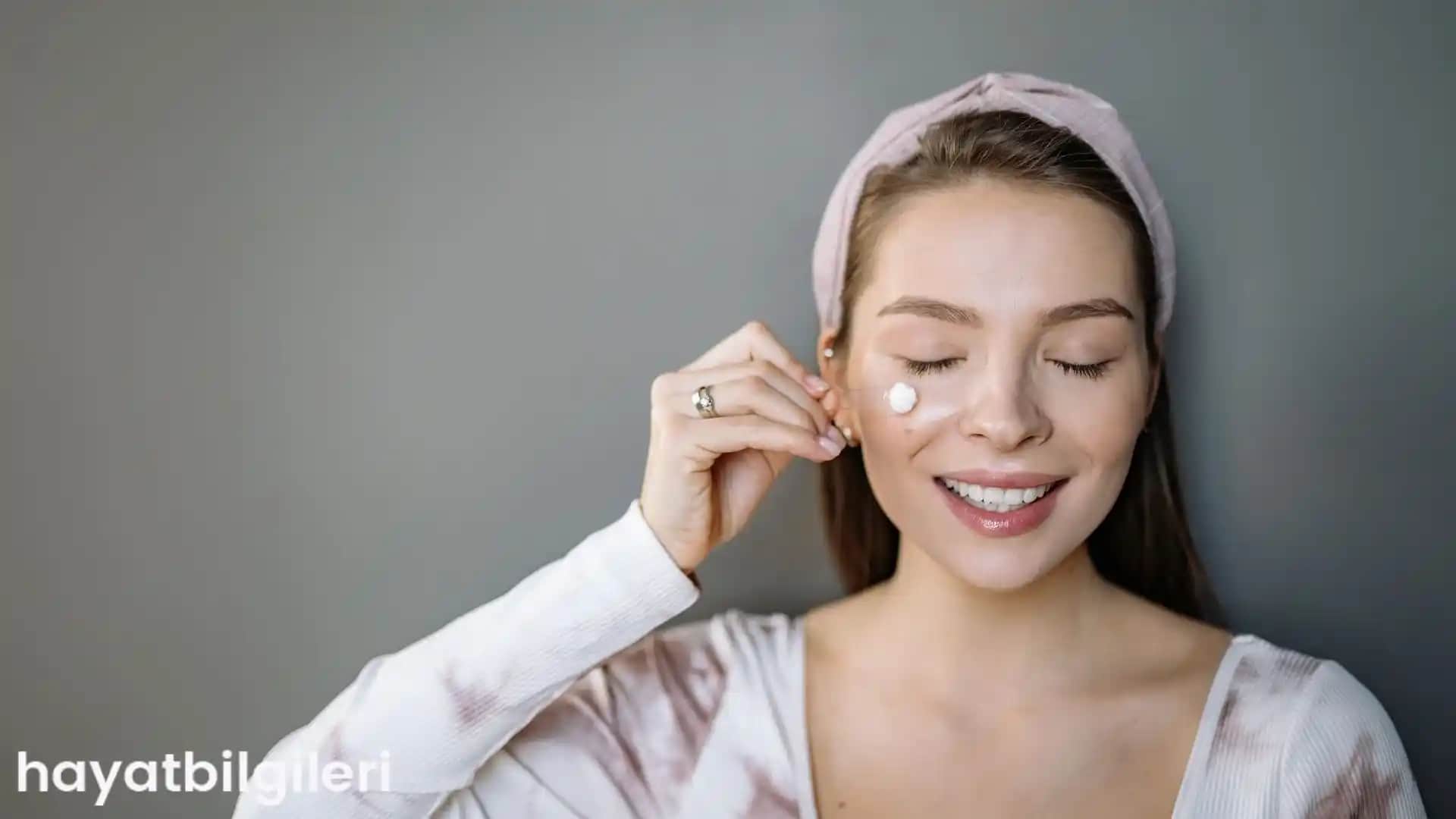 Vücut Kremi Yüze Sürülür mü: Cilt Bakımında Doğru Uygulama ve Uzman Tavsiyeleri