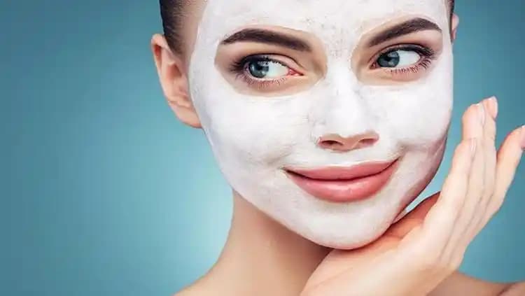 Yatmadan Önce Yüze Bebek Pudrası Sürmek: Doğru Bilinen Yanlışlar ve Cilt Sağlığı İpuçları