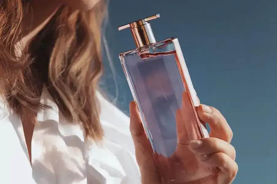 Yaz Ayları İçin Hafif ve Ferah Parfüm Seçenekleri ve Kullanım İpuçları