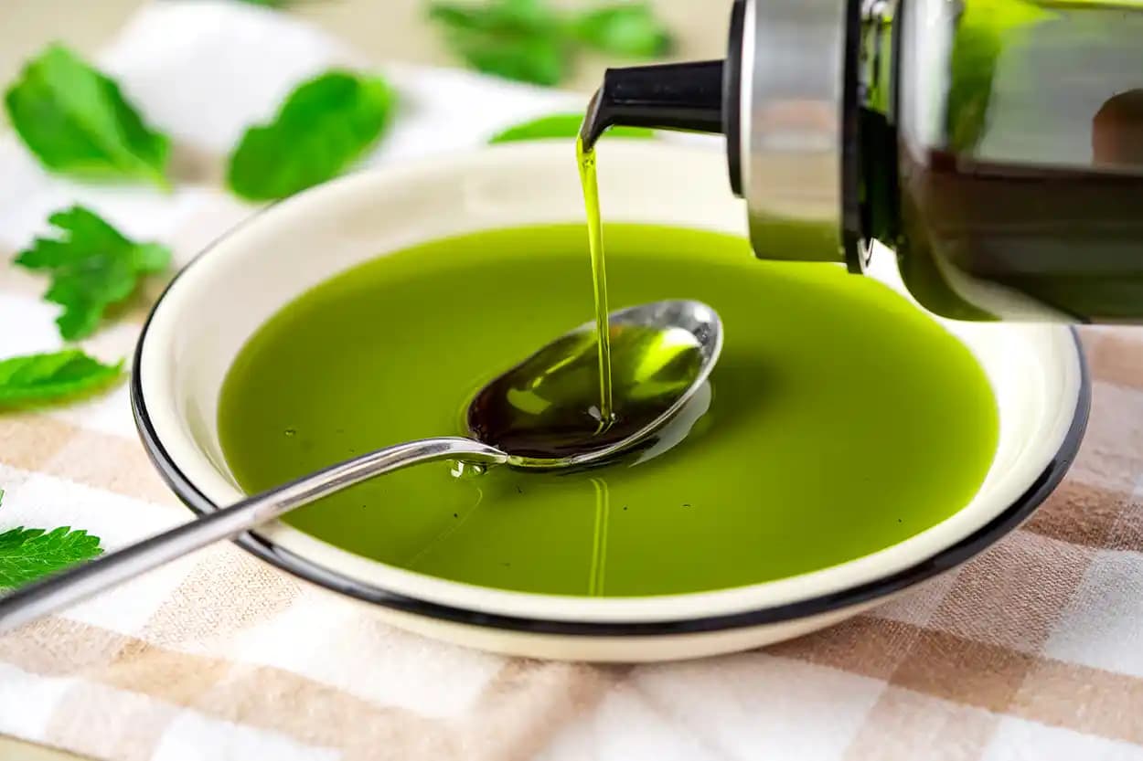 Yeşil Yağ Nasıl Yapılır? Doğal Güzellik ve Cilt Bakımında Yeni Trend