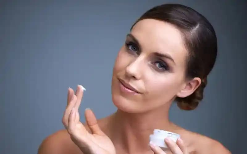 Yüz Nemlendirme Rehberi: Cilt Sağlığını Koruma ve Parlaklık Artırma Yöntemleri