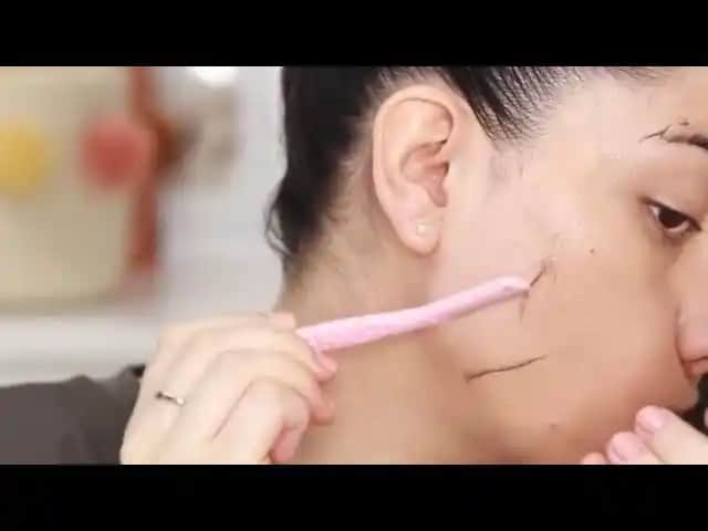 Yüzde Ustura ile Tüy Alma Kılları Çoğaltır mı ve En Etkili Tüy Azaltma Yöntemleri