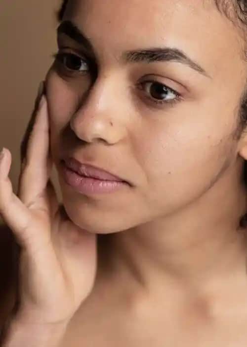 Yüzdeki Renk Eşitsizliği Nedenleri ve Çözüm Yolları Analizi