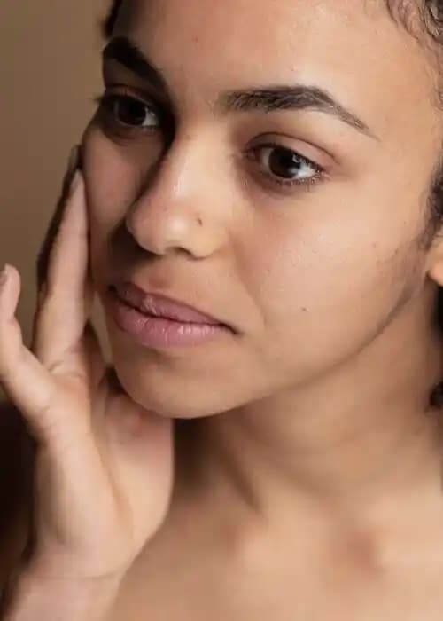 Yüzdeki Renk Eşitsizliği Nedenleri ve Çözüm Yolları Analizi