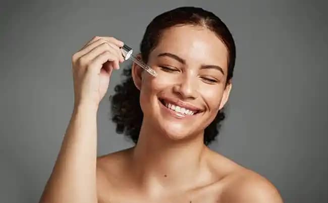 Yüze Serum Ne Zaman Sürülür? Cilt Bakımında Doğru Zamanlama Rehberi