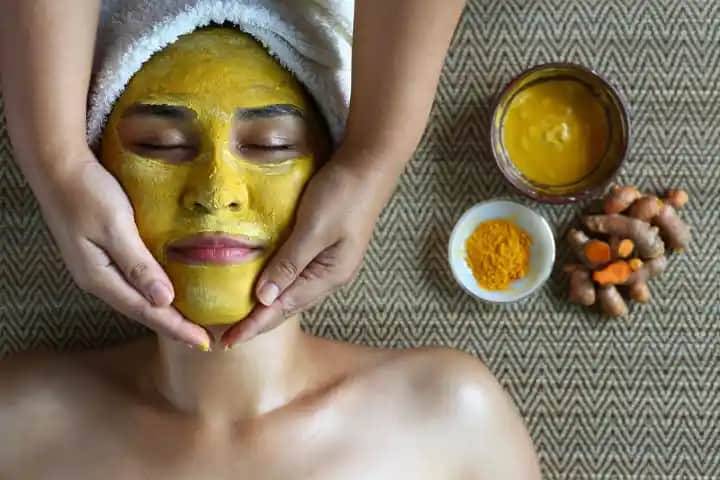 Zerdeçal Maskesi ile Lekelerle Doğal Mücadele ve Cilt Tonunu Eşitleme Yöntemleri