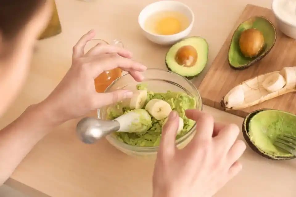 Avokadonun Yüze Sürülmesi ve Cilt Bakımındaki Nemlendirici Rolü