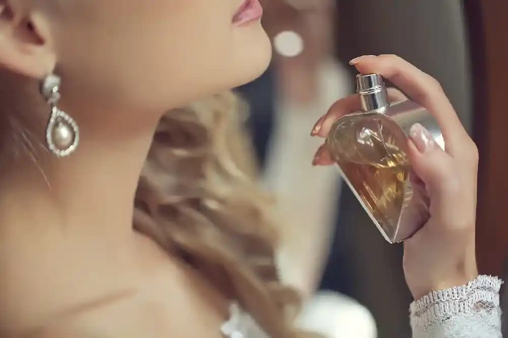 Erkekleri Baştan Çıkaran Kadın Parfümleri: Çiçeksi, Odunsu ve Baharatlı Notaların Rolü