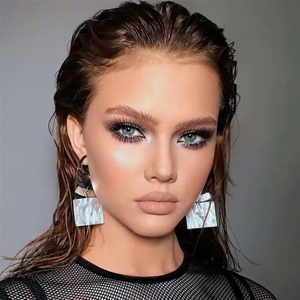 Islak Saç Modeli: Temel Yaklaşımlar ve Doğru Uygulama İpuçlarıyla Şık Stil