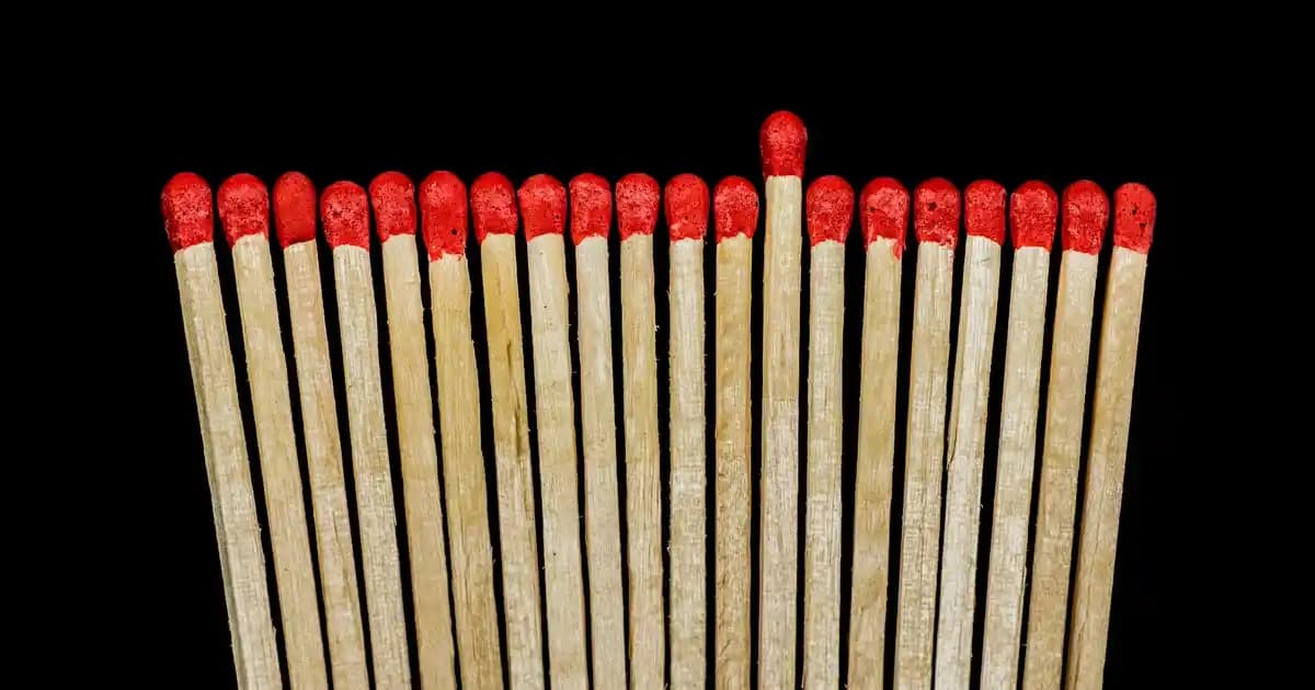 Karamel Kahve Saç Rengi: Sıcak Tonlar ve Parlak Işıltılarla Doğal Görünüm