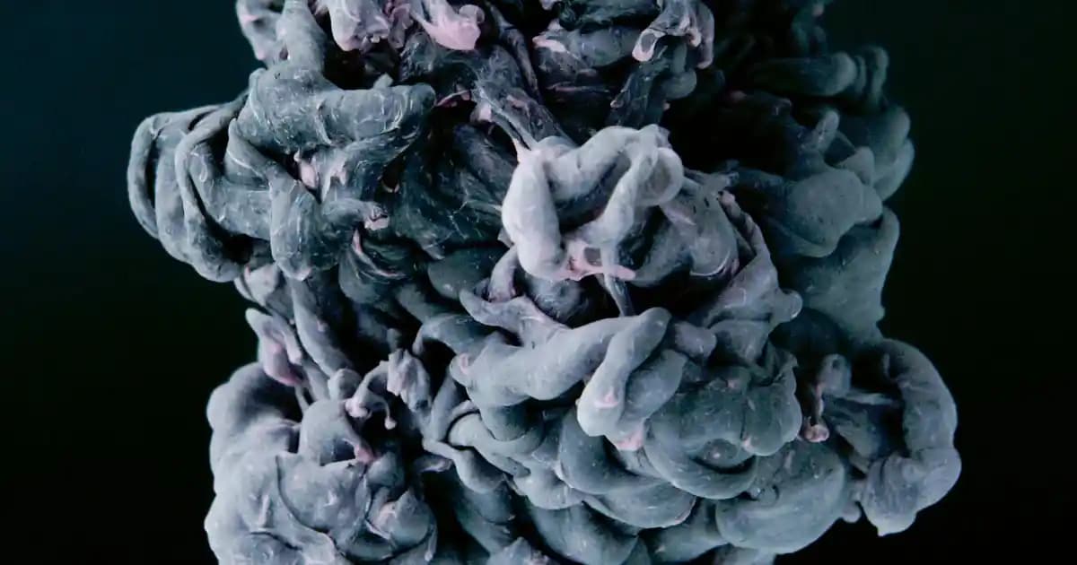 Kumral Röfle: 2025 Trendleri ve Küllü Tonlarla Modern Saç Estetiği