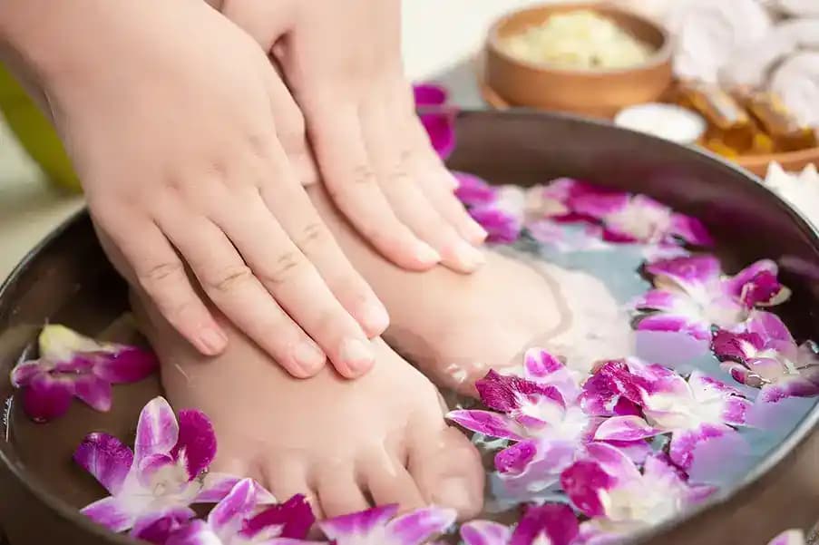 Pedikür Suyuna Ne Konur? Ayak Bakımında Kullanılan Pedikür Suyu İçeriği ve Önemi