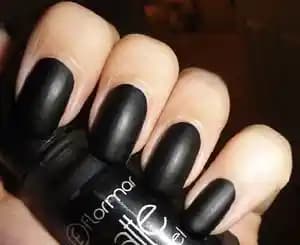 Siyah Mat Oje: Minimalist ve Şık Tırnaklar İçin Uzun Ömürlü Mat Bitiriş