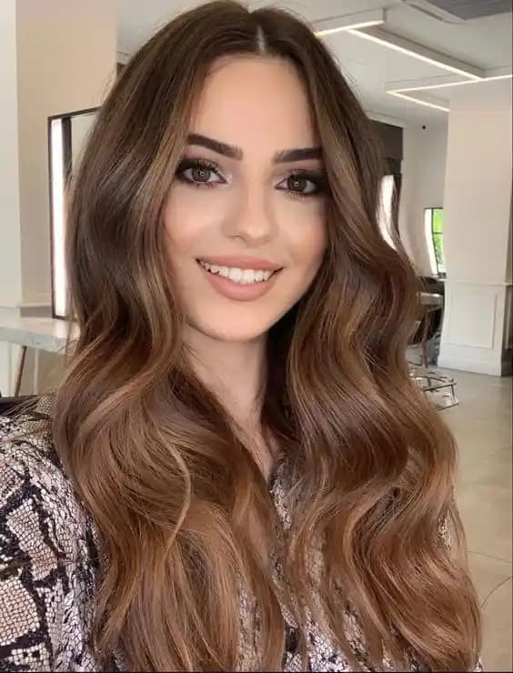 Sütlü Kahve Saç Rengi: Doğal Tonlarda Sıcak ve Yumuşak Görünüm Rehberi