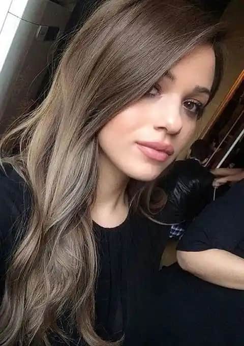 Açık Kahve Saç Rengi: Doğallık ve Şıklığın Modern Yüzü