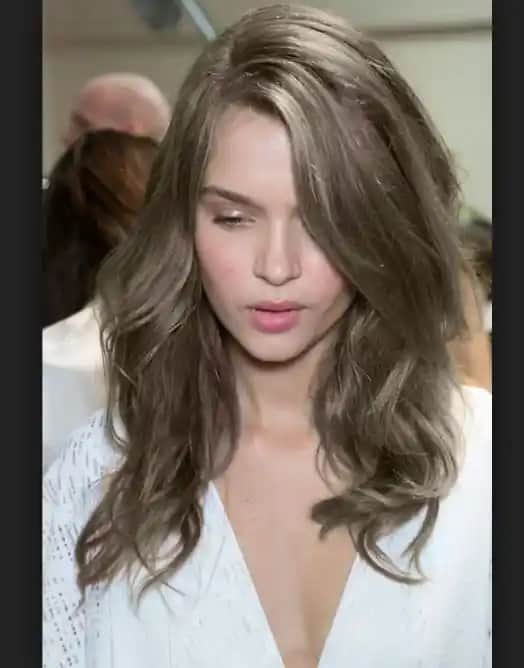 Açık Küllü Kumral Saç Boyasıyla Doğal ve Şık Bir Görünüm Elde Etme Rehberi