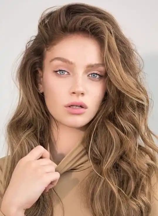 Açık Küllü Kumral Saç Rengi: Doğallık ve Şıklığın Modern Buluşması