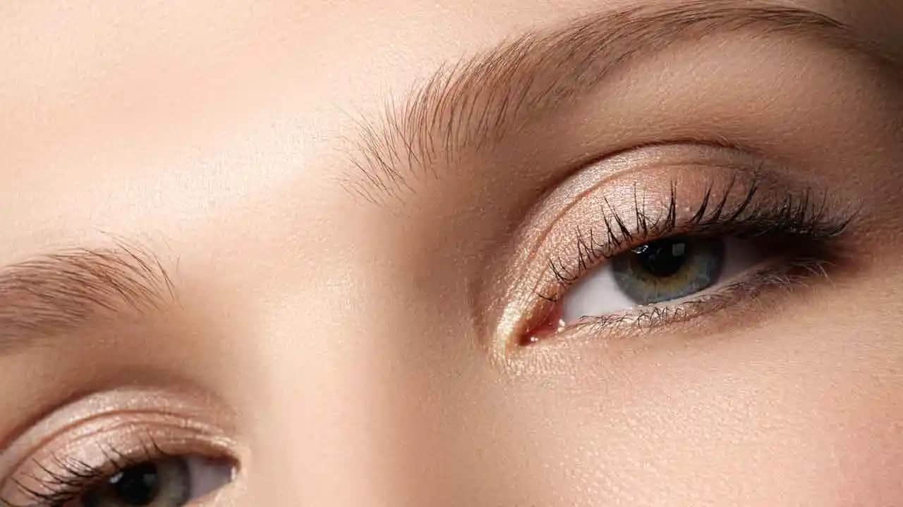 Açık Renk Kaş Rehberi: Doğal Görünüm İçin Bakım ve Renk Açma Yöntemleri