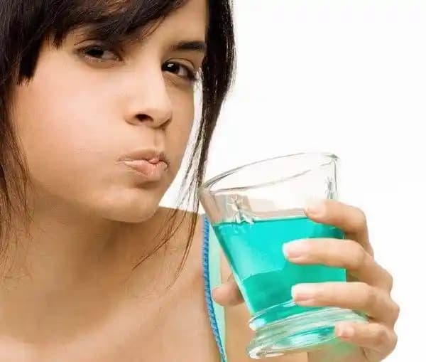 Ağız Suyu Kullanımı ve Doğru Uygulama Yöntemleri ile Sağlıklı Gülümsemeler