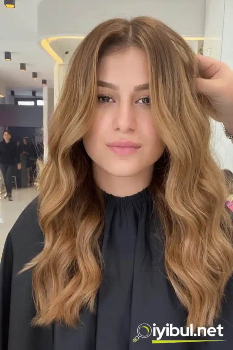 Altın Kumral Saç Rengi: Doğallık ve Işıltıyı Yansıtan Trend Saç Renkleri