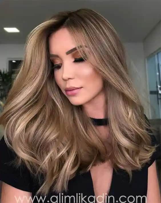 Altın Sarısı Saç Rengi: Doğal Görünüm ve Bakım İpuçlarıyla Parlayan Saçlar