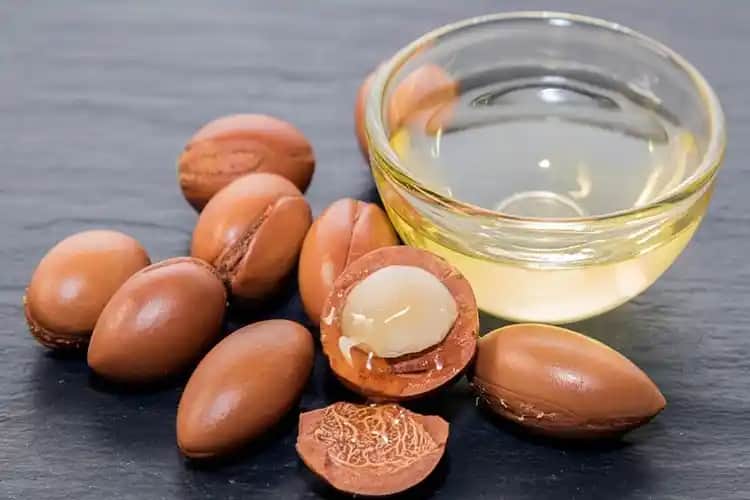 Argan Yağı Yüze Sürülür mü ve Cilt Bakımında Kullanım İpuçları