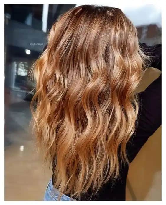 Bal Köpüğü ve Karamel Bakır Saç Rengi: Doğallık ve Şıklığın Modern Yansıması