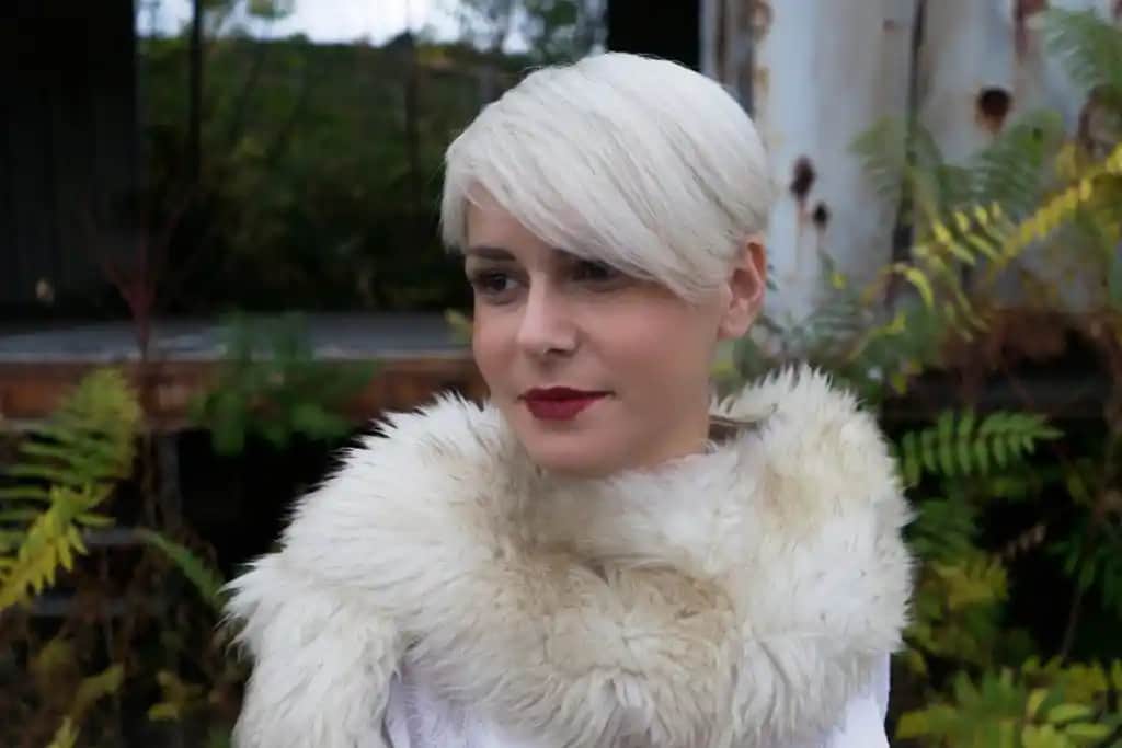 Beyaz Boyalı Saç Trendleri ve Bakım İpuçları: Doğru Seçeneklerle Sağlıklı Görünüm