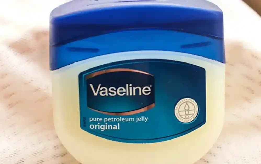 Beyaz Vazelin Nedir? Kozmetik ve Sağlıkta Çok Yönlü Kullanım Alanları ve Faydaları