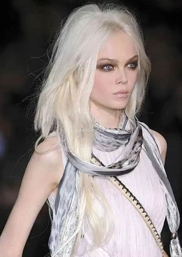 Beyazımsı Sarı Saç Renkleri ve Bakım İpuçlarıyla Modern ve Çekici Görünüm