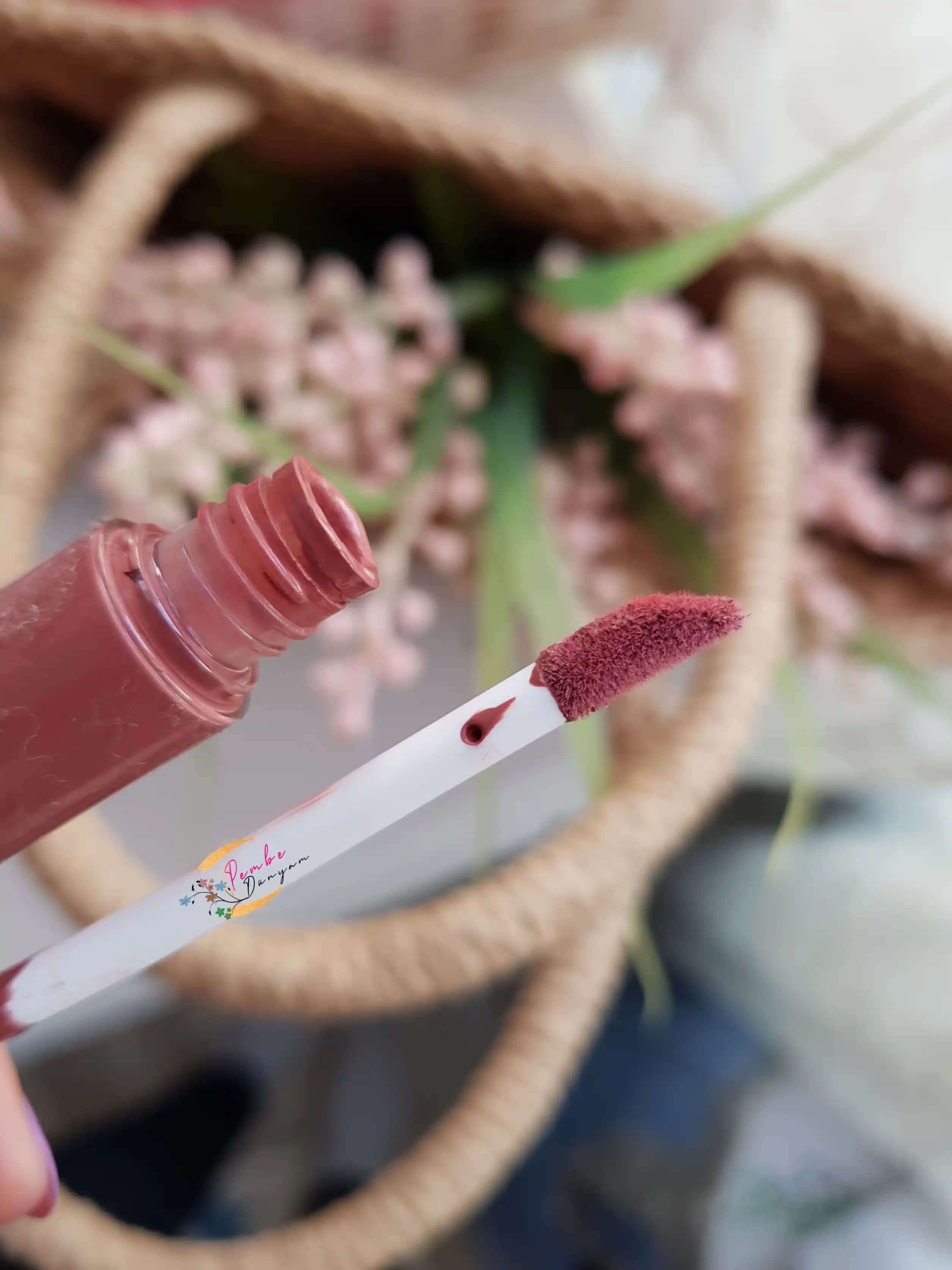 Doğal Renk Ruj Seçimi ve Kullanımıyla Günlük Güzelliğinizi Yükseltin