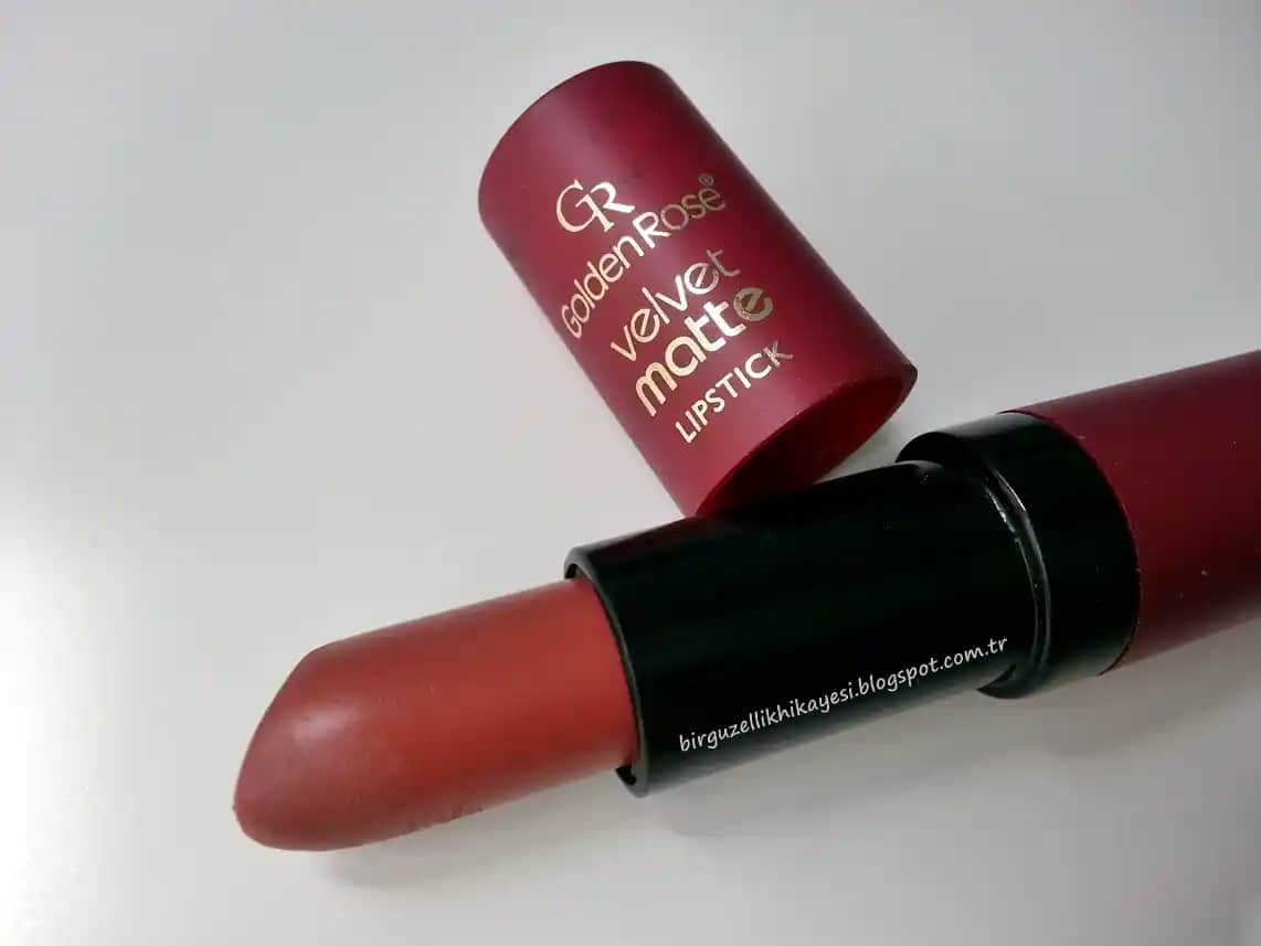 Golden Rose Velvet 16 Ruj: Yüksek Pigmentasyon ve Uzun Ömürlü Makyaj İçin Uygun Fiyatlı Seçenek