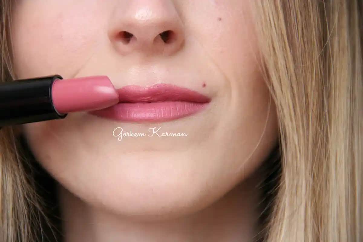 Golden Rose Velvet Matte 02 Renkli Mat Ruj ve Makyajda Kullanım Avantajları