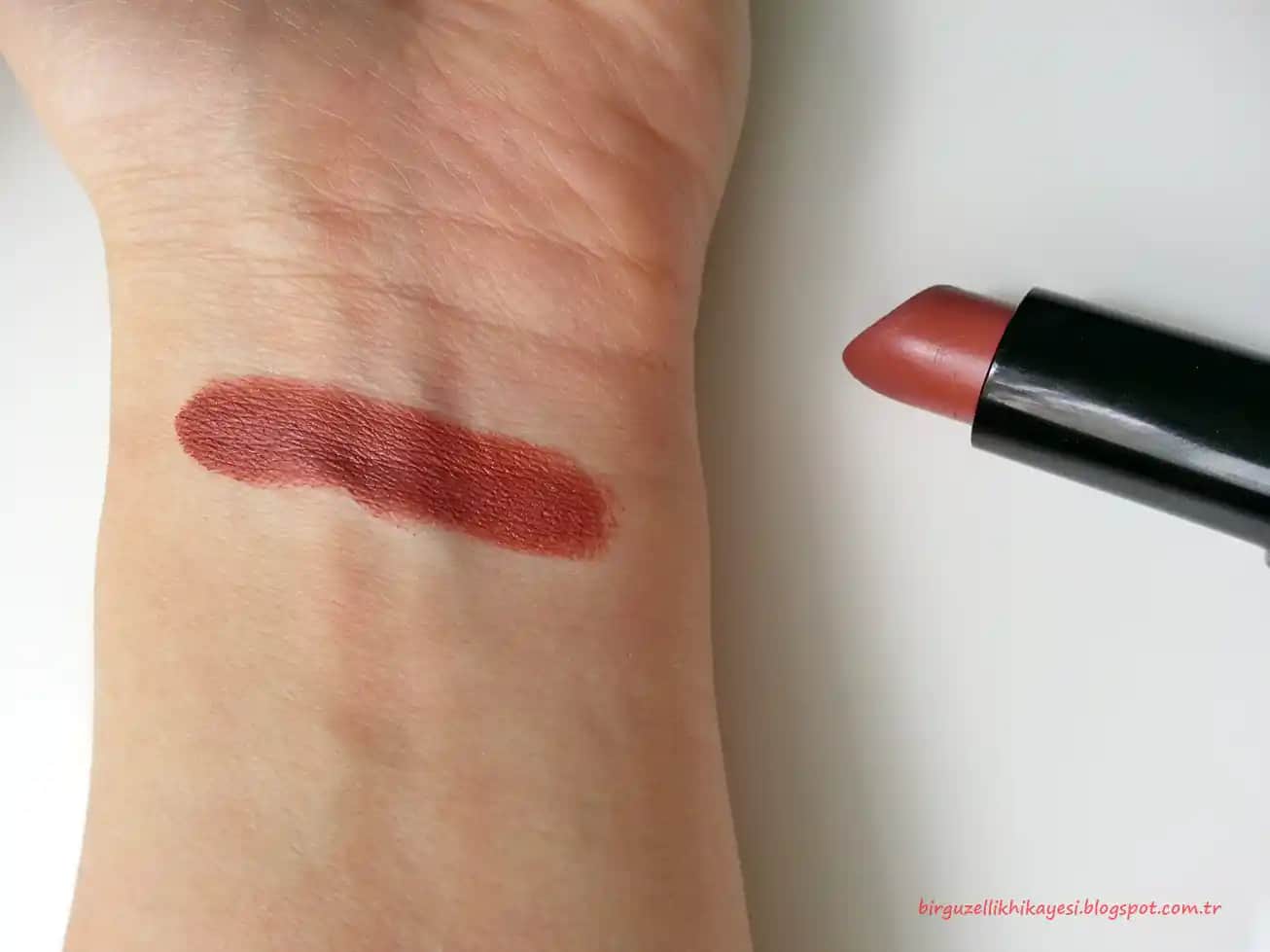 Golden Rose Velvet Matte 16 Dudak Rujuyla Kaliteli ve Uzun Süre Dayanan Makyaj Deneyimi