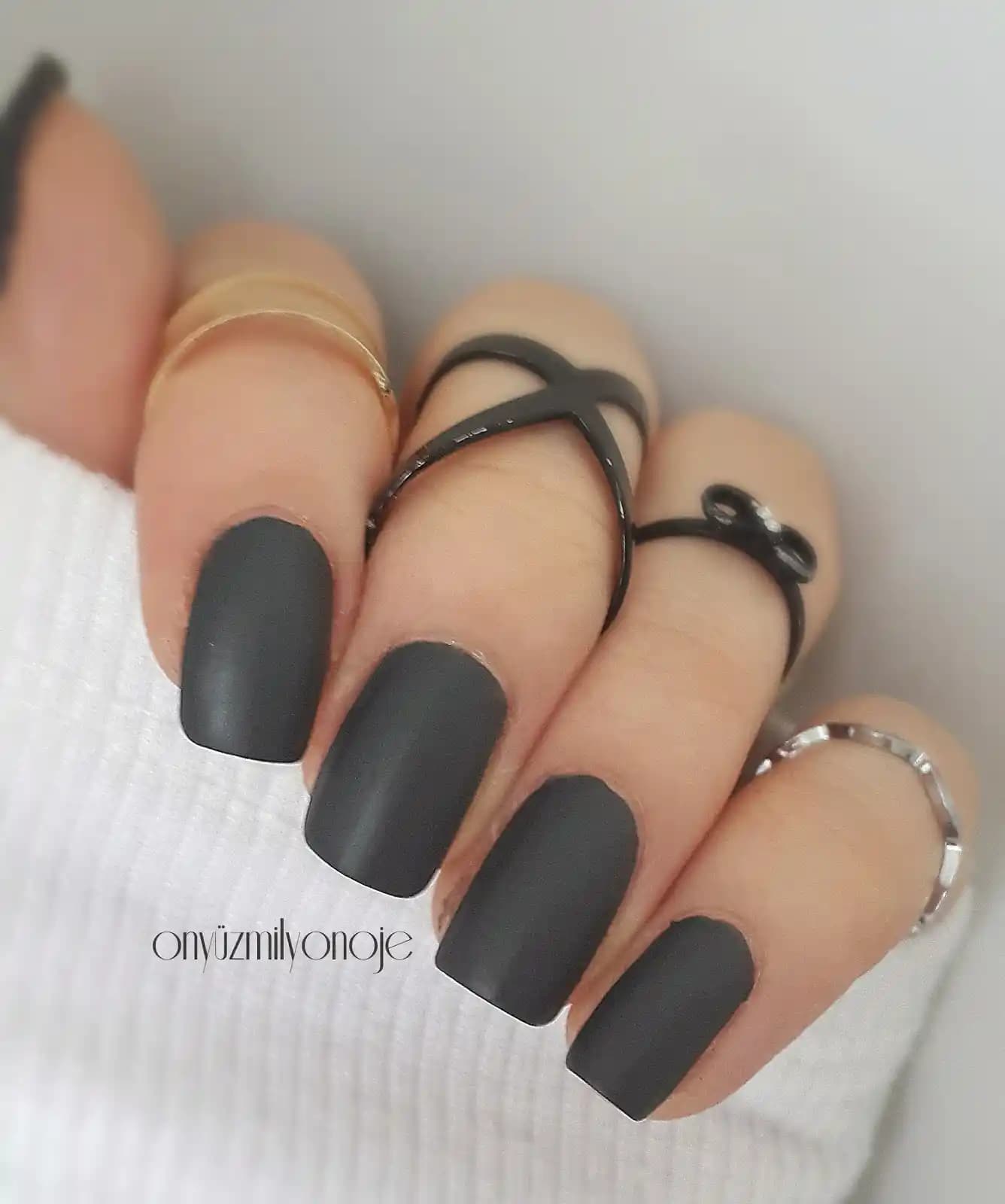 Gri Mat Oje Trendleri ve Modern Kadınlar İçin Şık Uygulama İpuçları