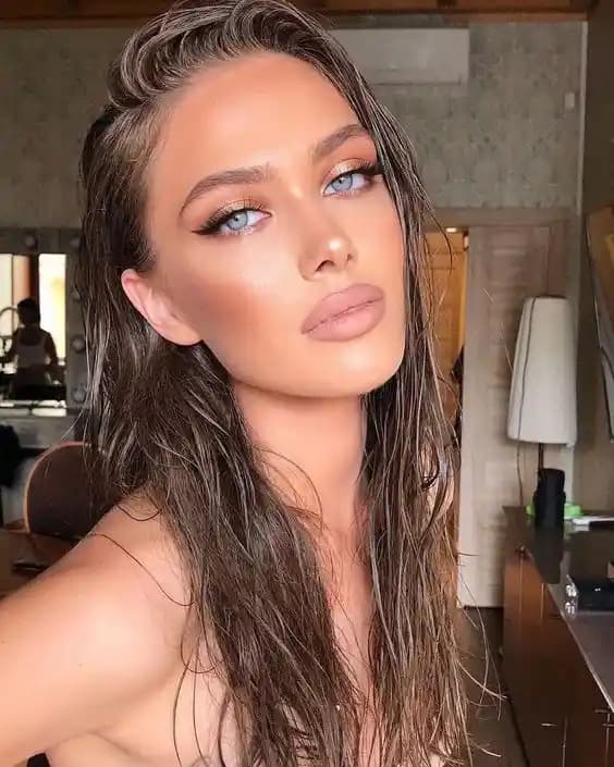 2025'te Islak Görünümlü Kıvırcık Saçın 5 Sırrı ile Şıklığınızı Yansıtın