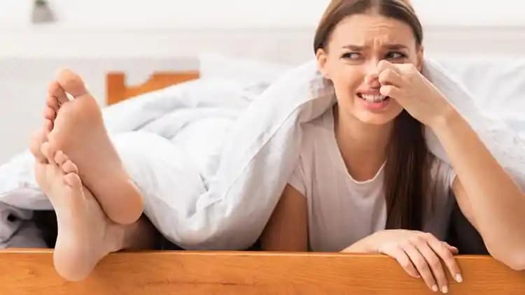 Kadınlarda Ayak Kokusu Nedenleri ve Etkili Çözüm Yolları Hakkında Kapsamlı Rehber