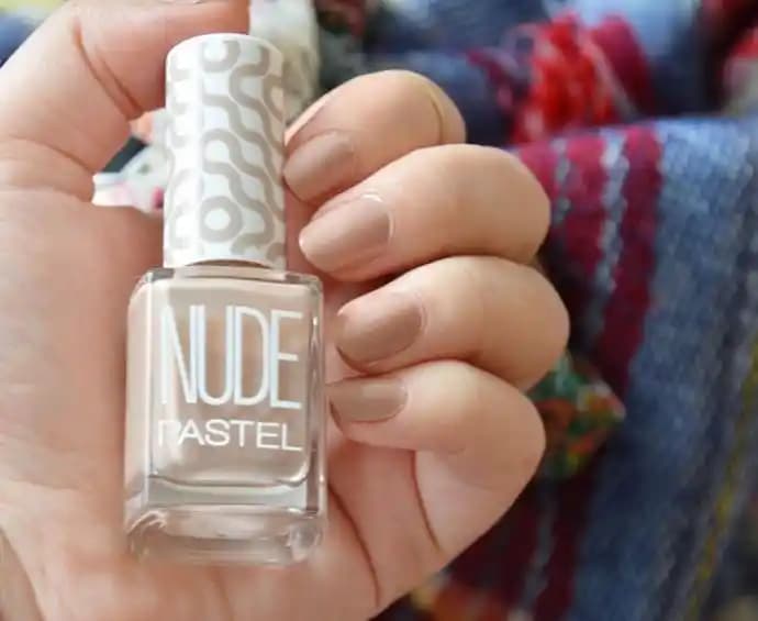 Kemik Rengi Oje: Doğallık ve Zarafetin Modern Güzellik İfadesi