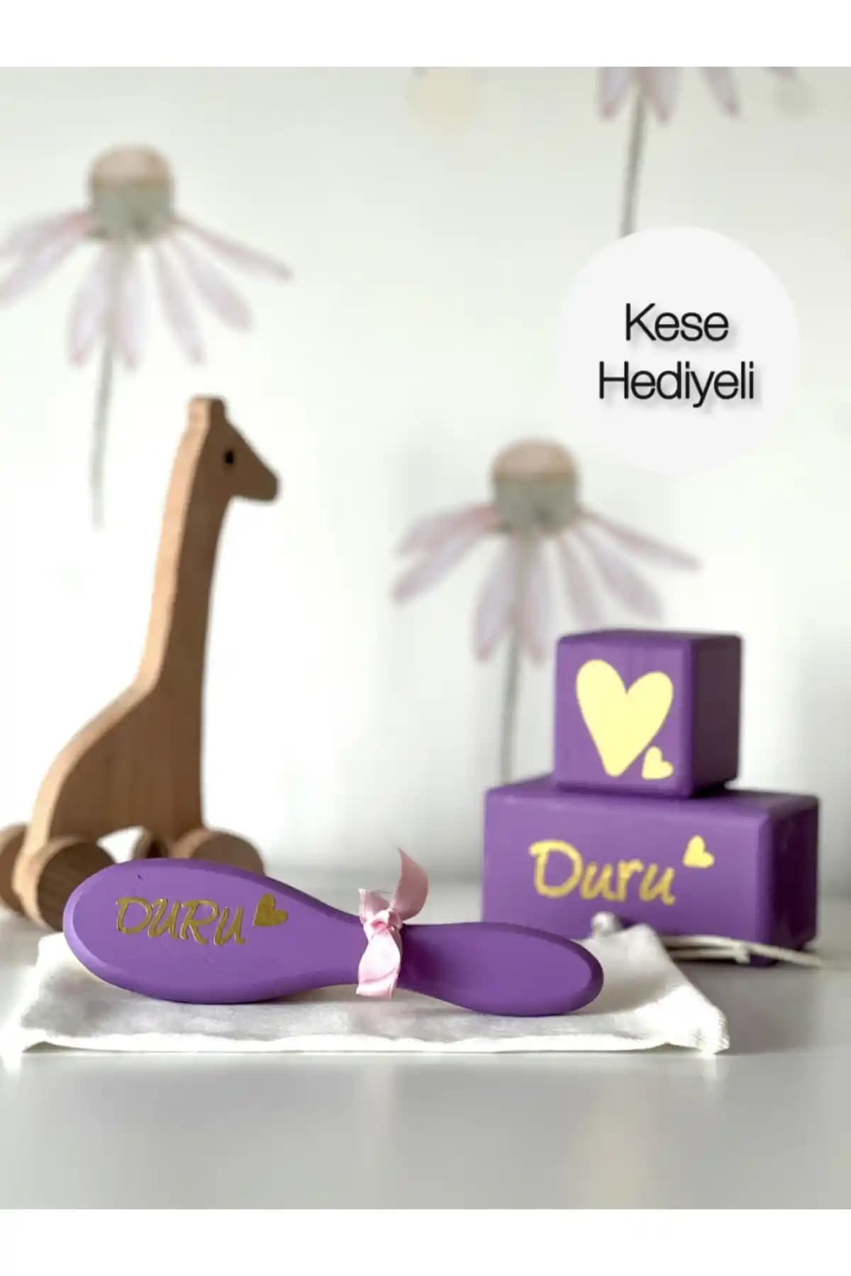 Kişiye Özel Ahşap Bebek Anı Küpü ve Mor Saç Fırçası Seti – Bebek Odası Dekoru