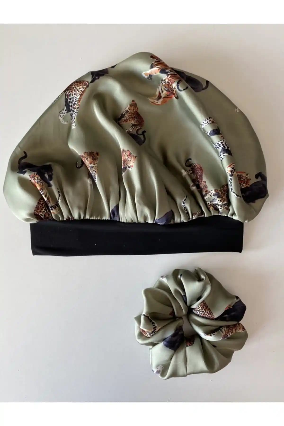 Pistore Kıvırcık Saçlılar İçin Yeşil Kaplan Desenli Saten Bone ve Toka Seti