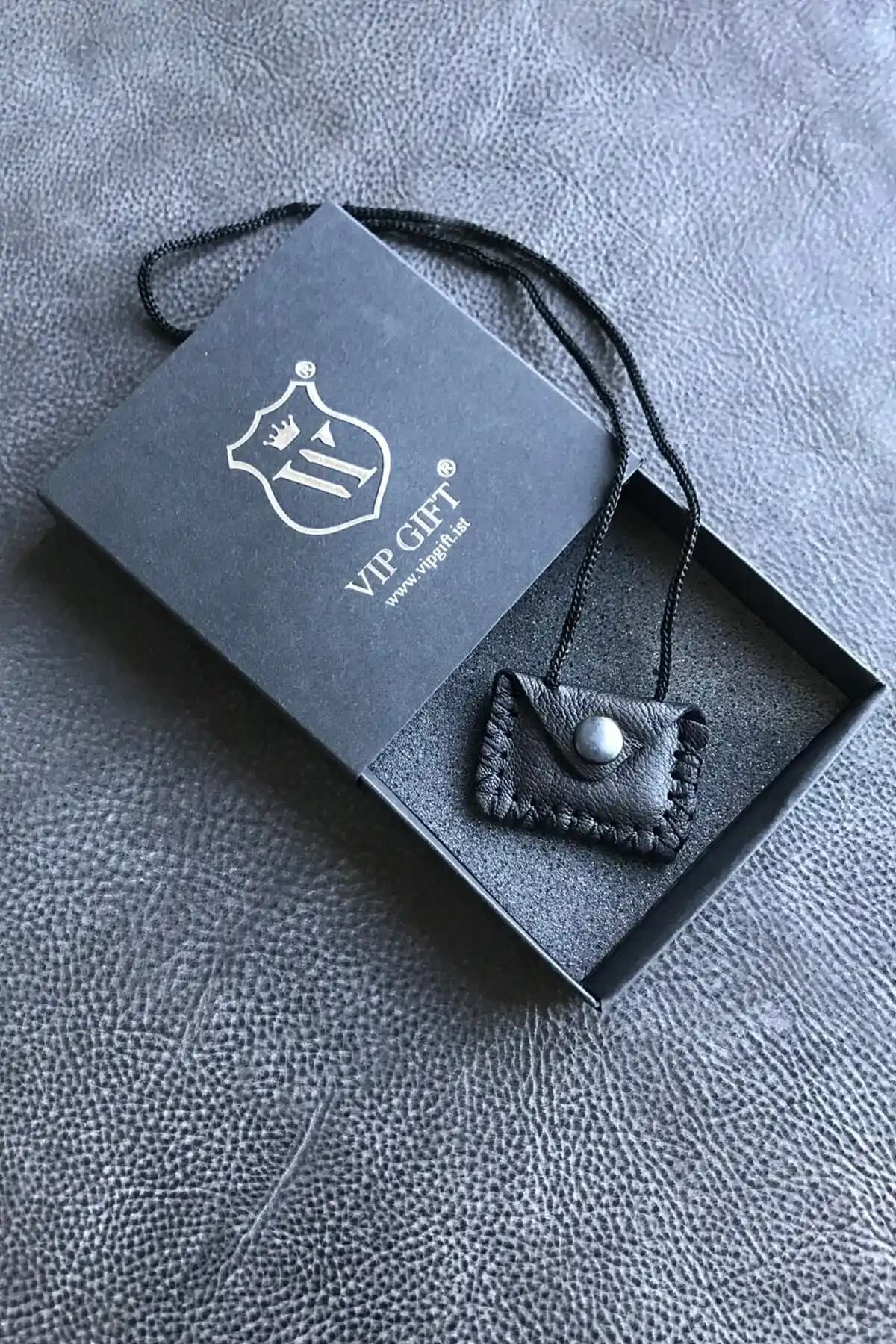 ViP GiFT Kayı Dörtgen Cevşen Dualı Kolye – El Yapımı Siyah Deri ile Türkiye Menşeli