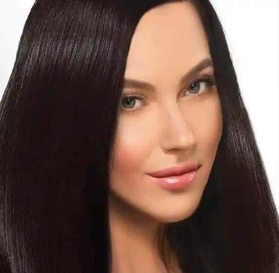 Bitter Çikolata Saç Rengi: Derinlik ve Zarafetin Modern Trendlerle Buluşması