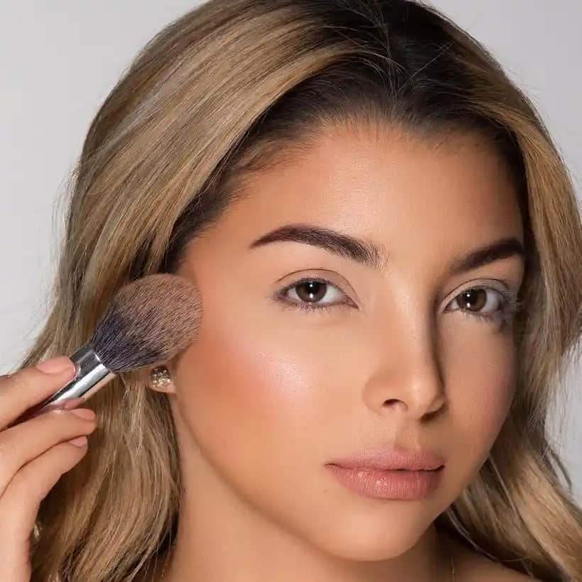 Bronzer Uygulama Rehberi: Doğal ve Çarpıcı Güzellik İçin İpuçları ve Teknikler