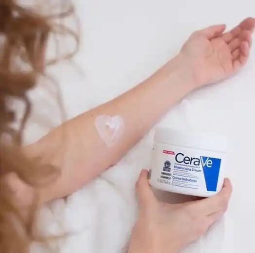Cerave Nemlendirici Krem: Kuru ve Hassas Ciltler İçin Güvenilir Nem Sağlayıcı