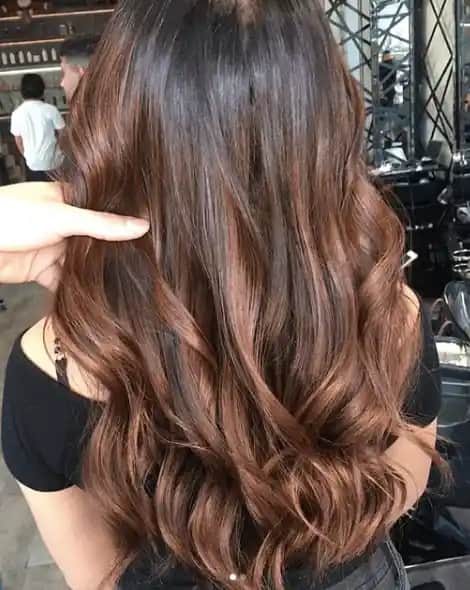 Çikolata Bej Saç Rengi: Doğallık ve Zarafetin Modern Yansıması