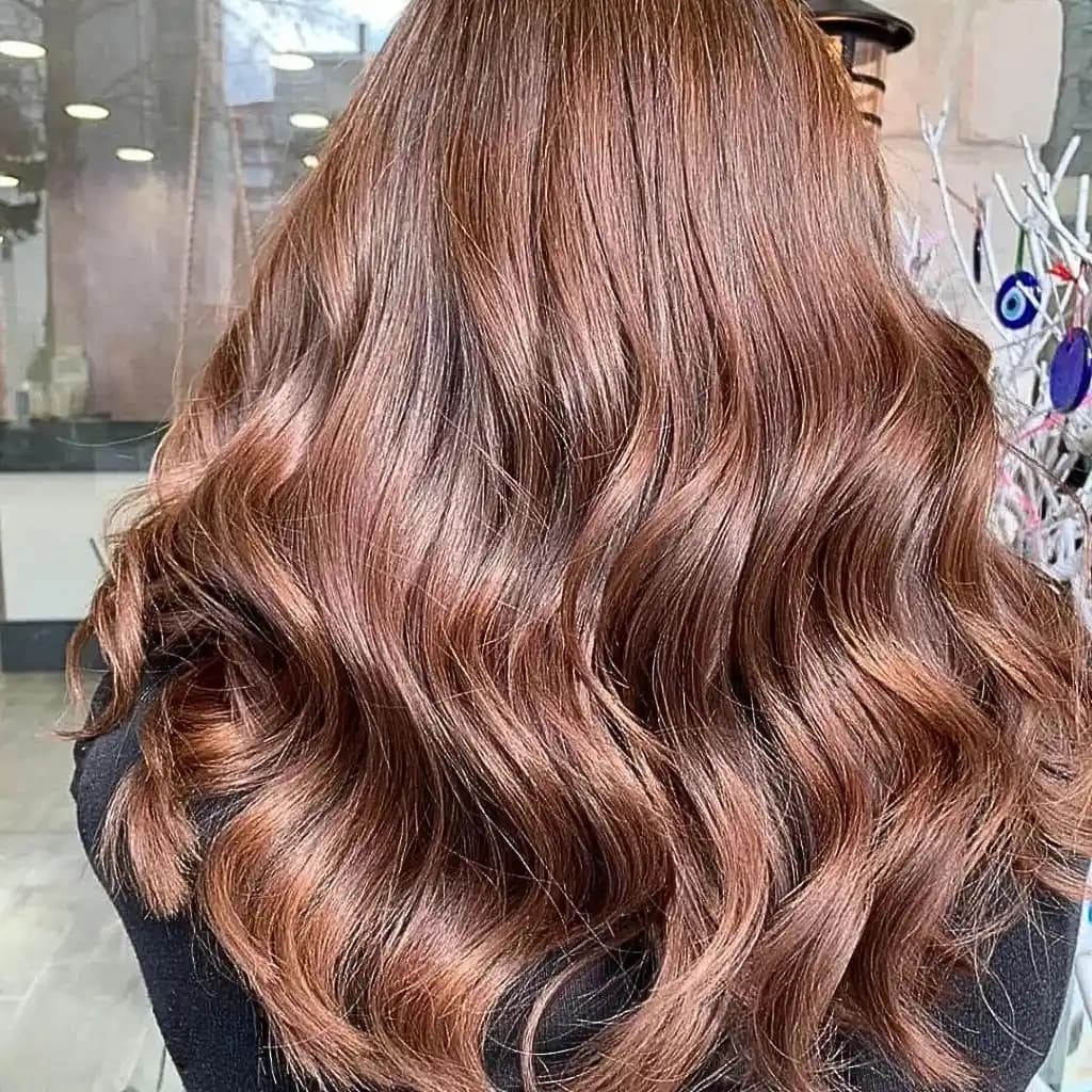 2025'te Çikolata Kahve Saç Rengiyle Sıcacık ve Doğal Bir Görünüm Yaratın